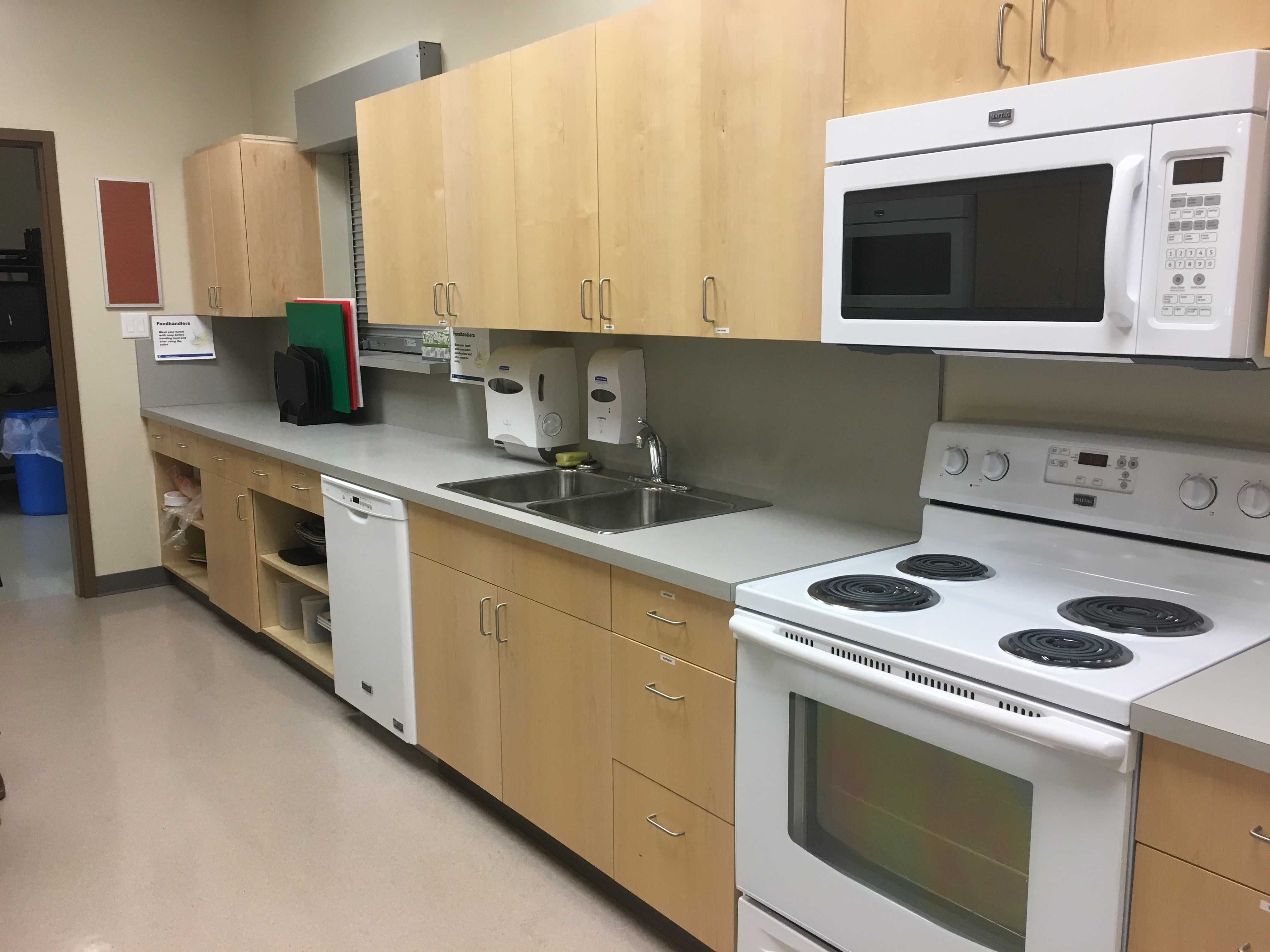 Kitchenette: stove and dishwasher