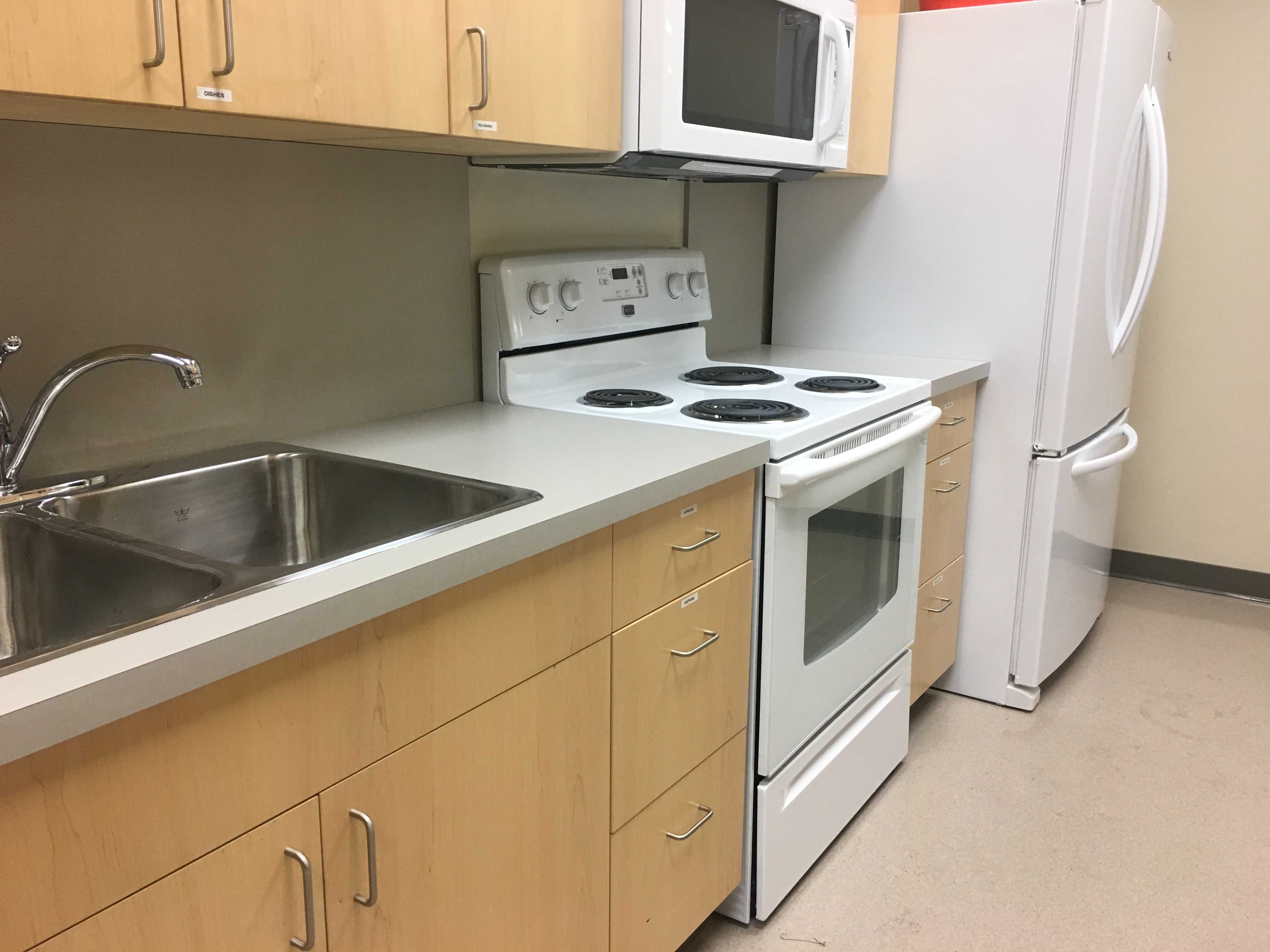 Kitchenette: stove and fridge